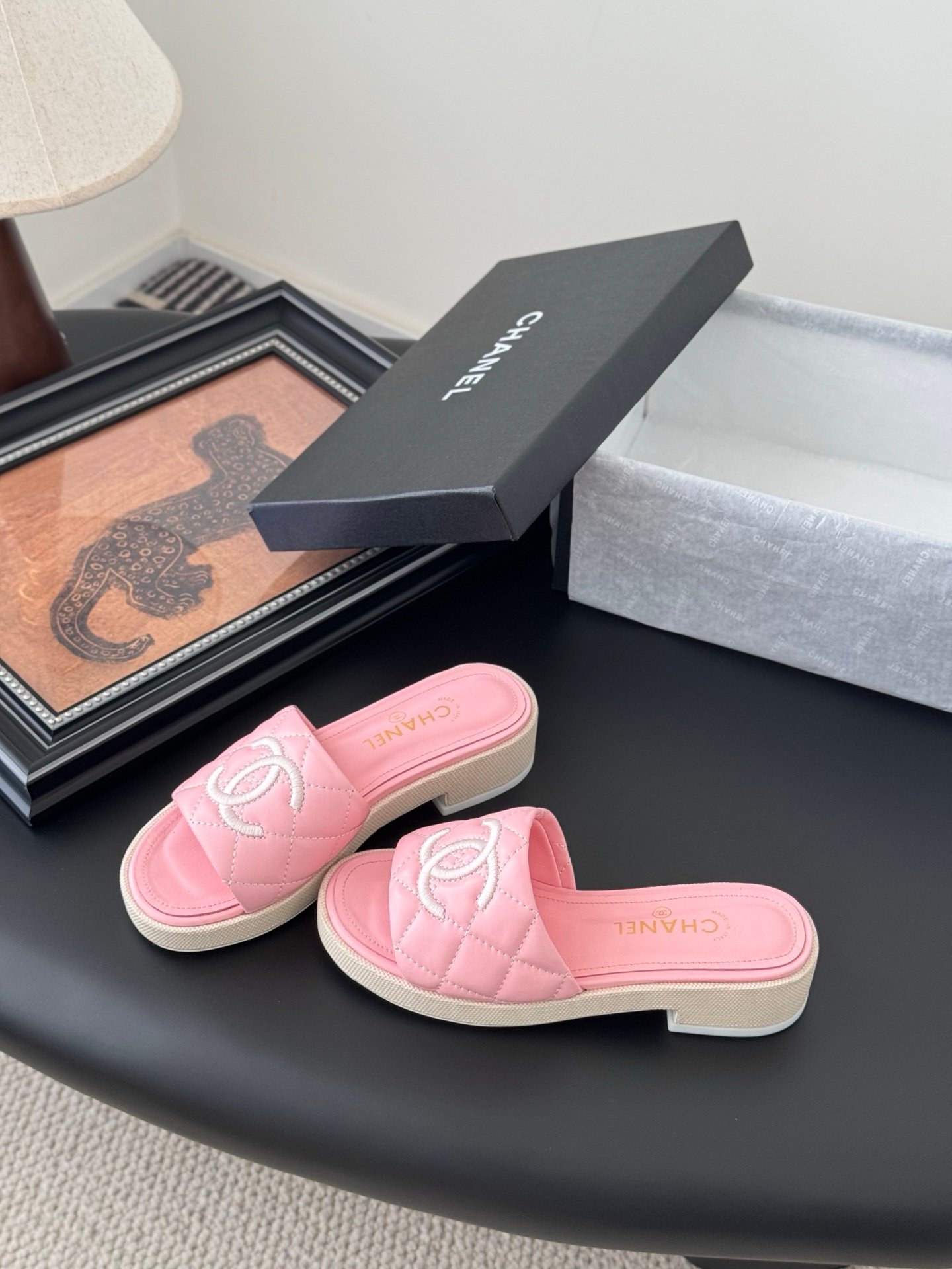 CHANEL Woman - Image 3