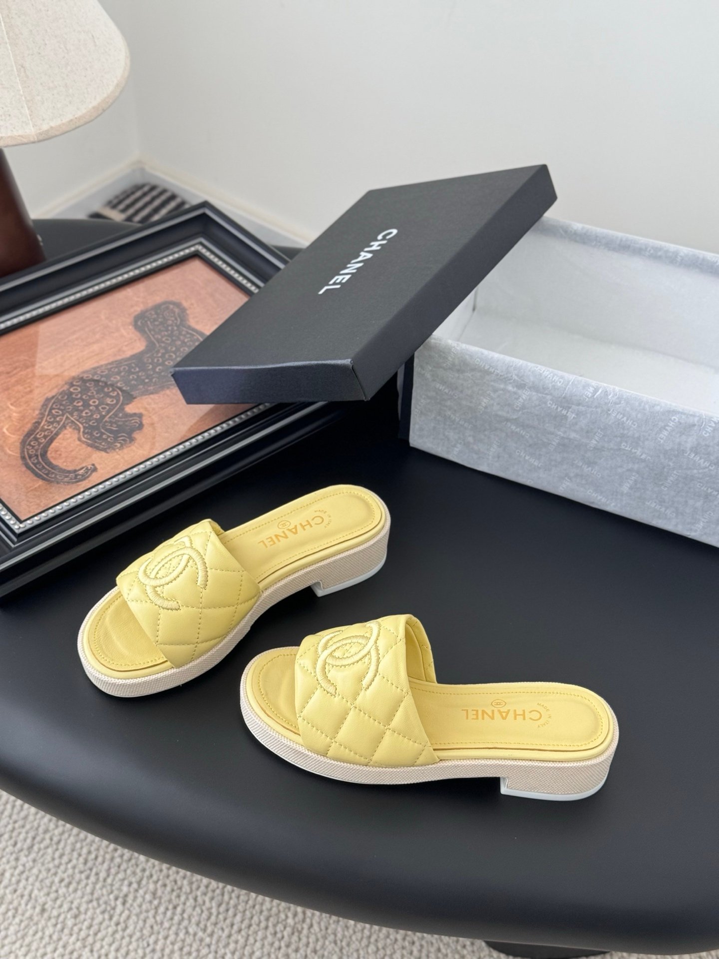 CHANEL Woman - Image 3