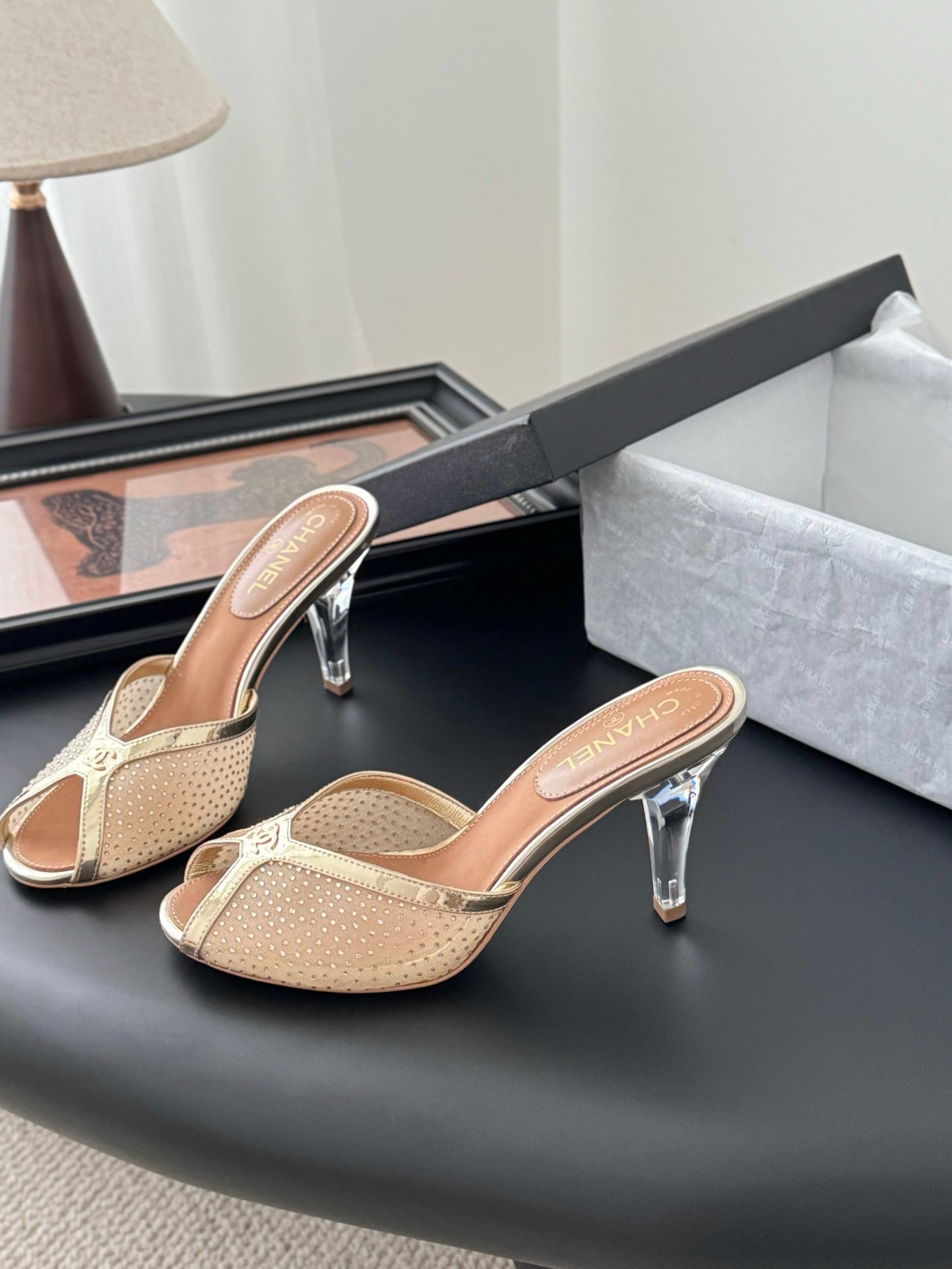 CHANEL Woman - Image 3