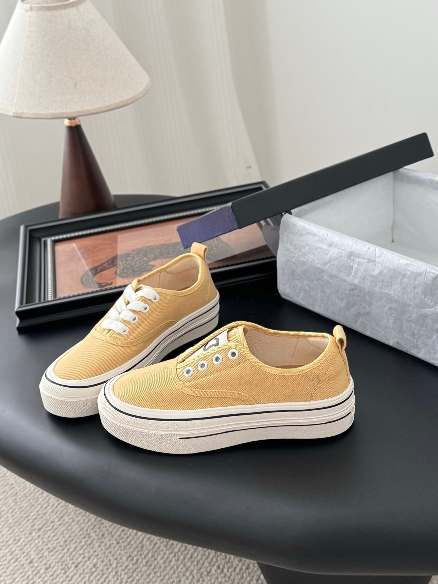 CHANEL Woman - Image 3