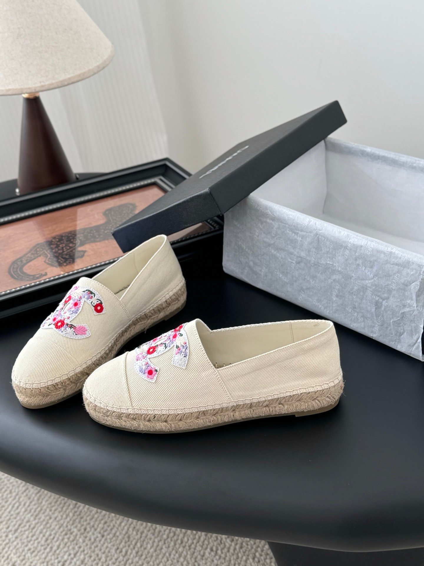 CHANEL Woman - Image 3