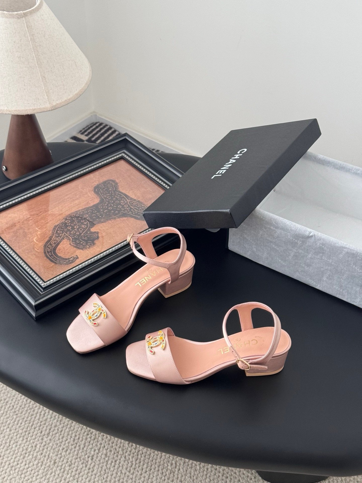 CHANEL Woman - Image 3