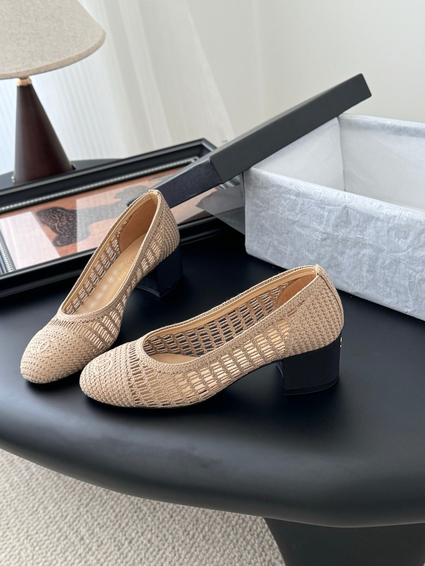 CHANEL Woman - Image 3