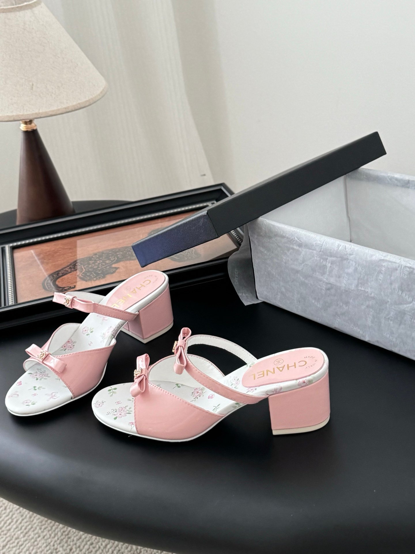 CHANEL Woman - Image 3