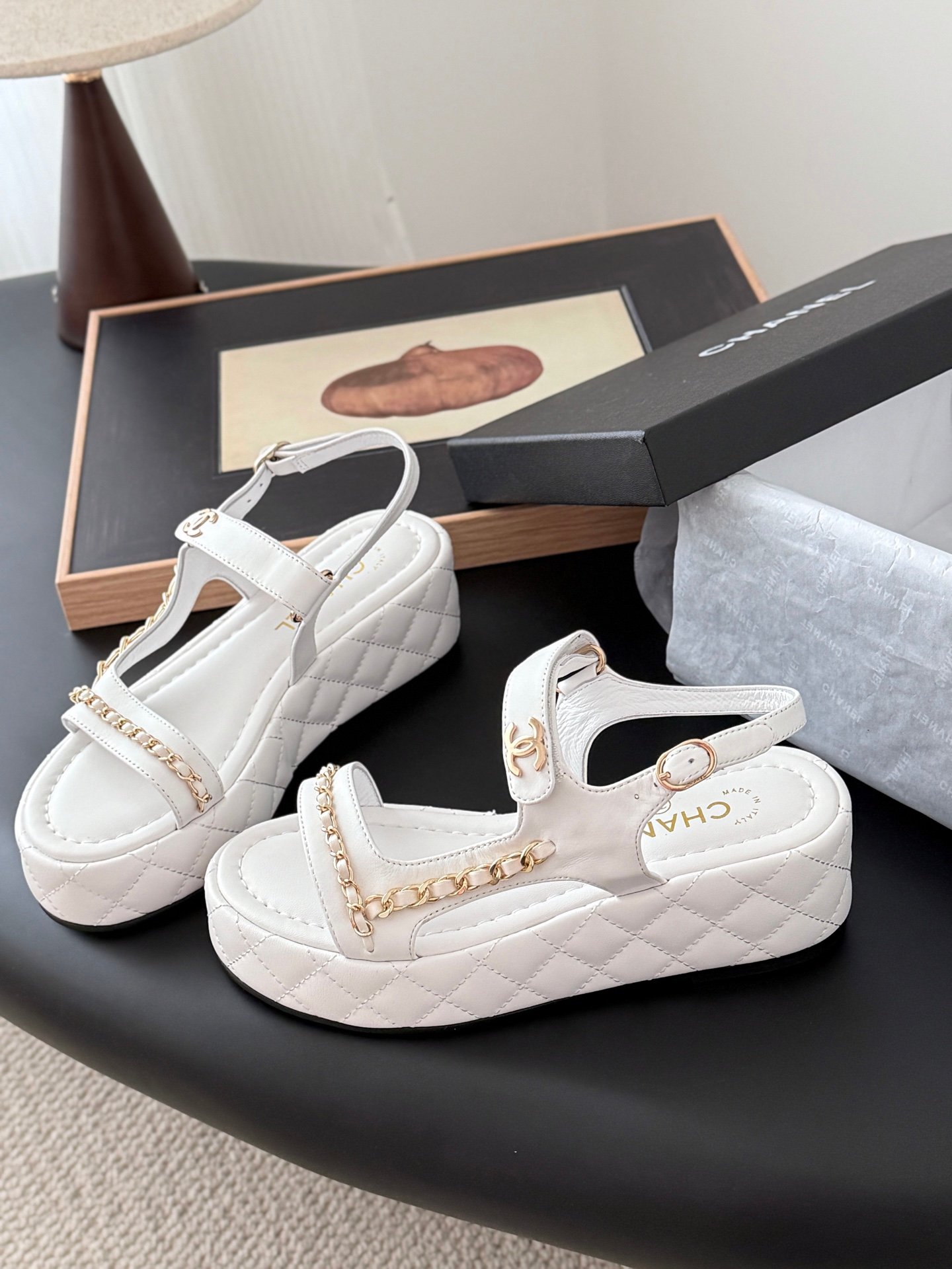 CHANEL Woman - Image 3