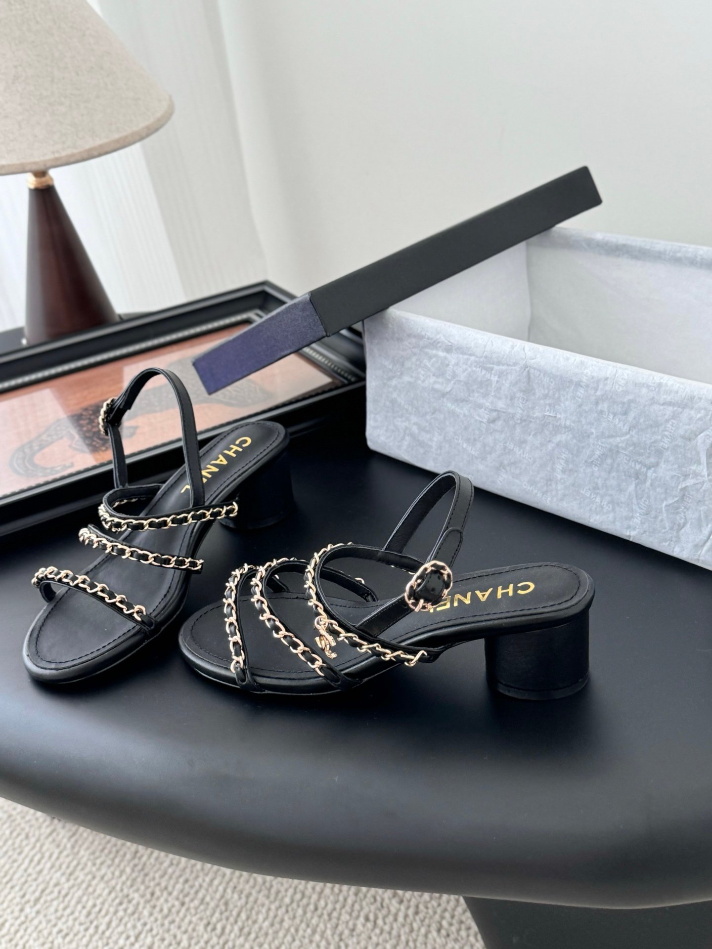 CHANEL Woman - Image 3