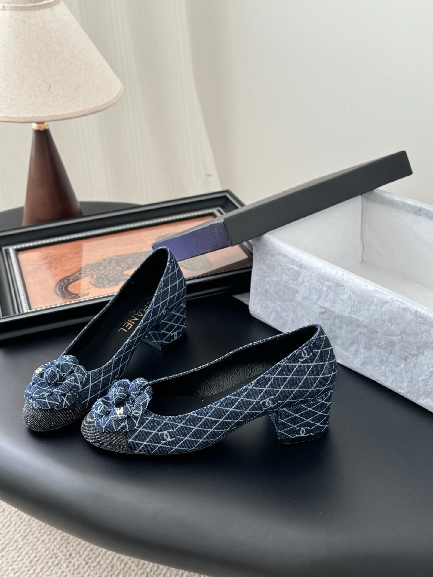 CHANEL Woman - Image 3