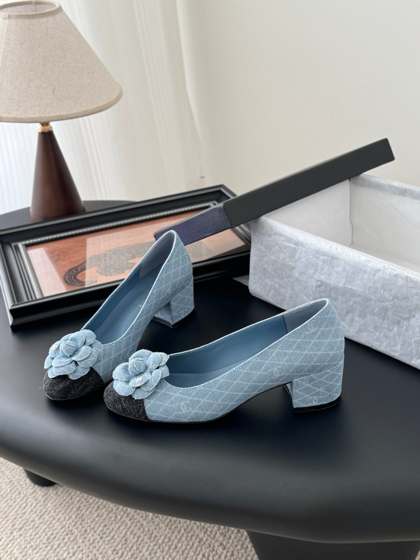 CHANEL Woman - Image 3