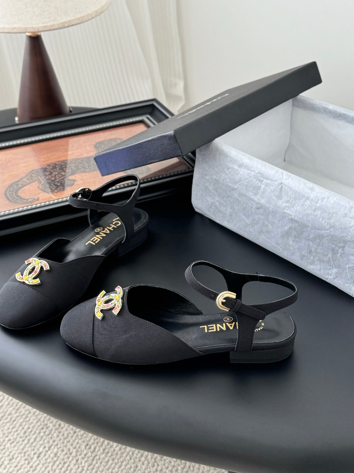 CHANEL Woman - Image 3