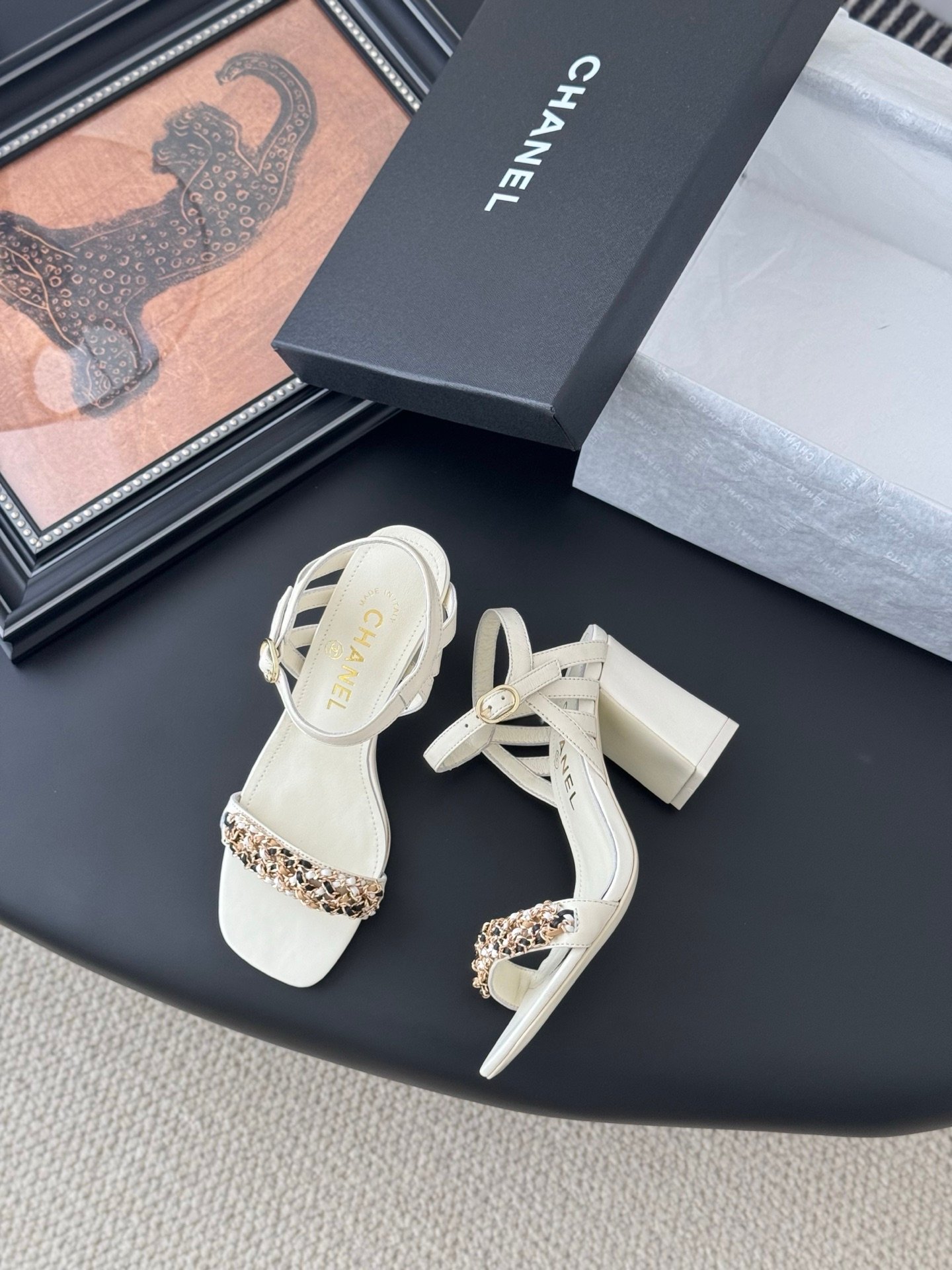 CHANEL Woman - Image 3