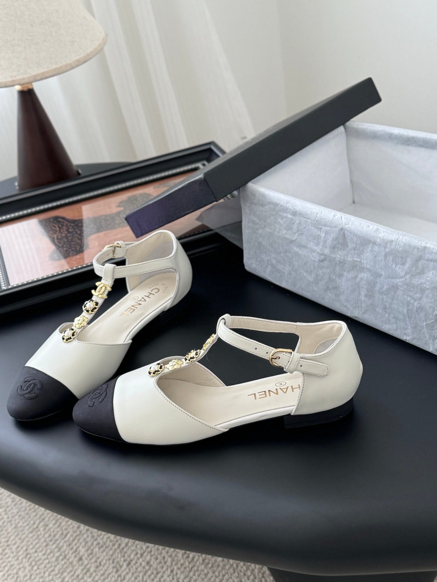 CHANEL Woman - Image 3