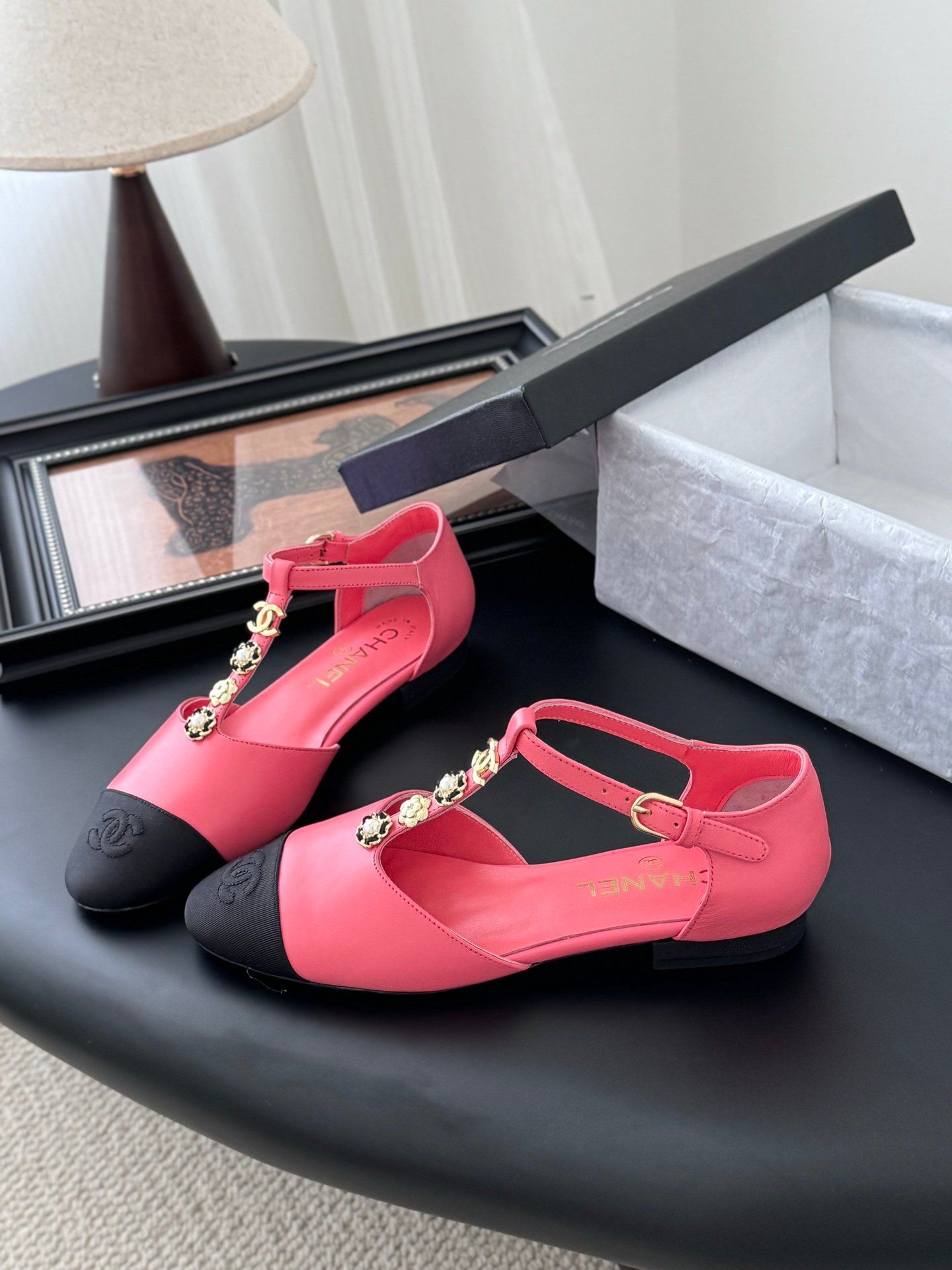 CHANEL Woman - Image 3