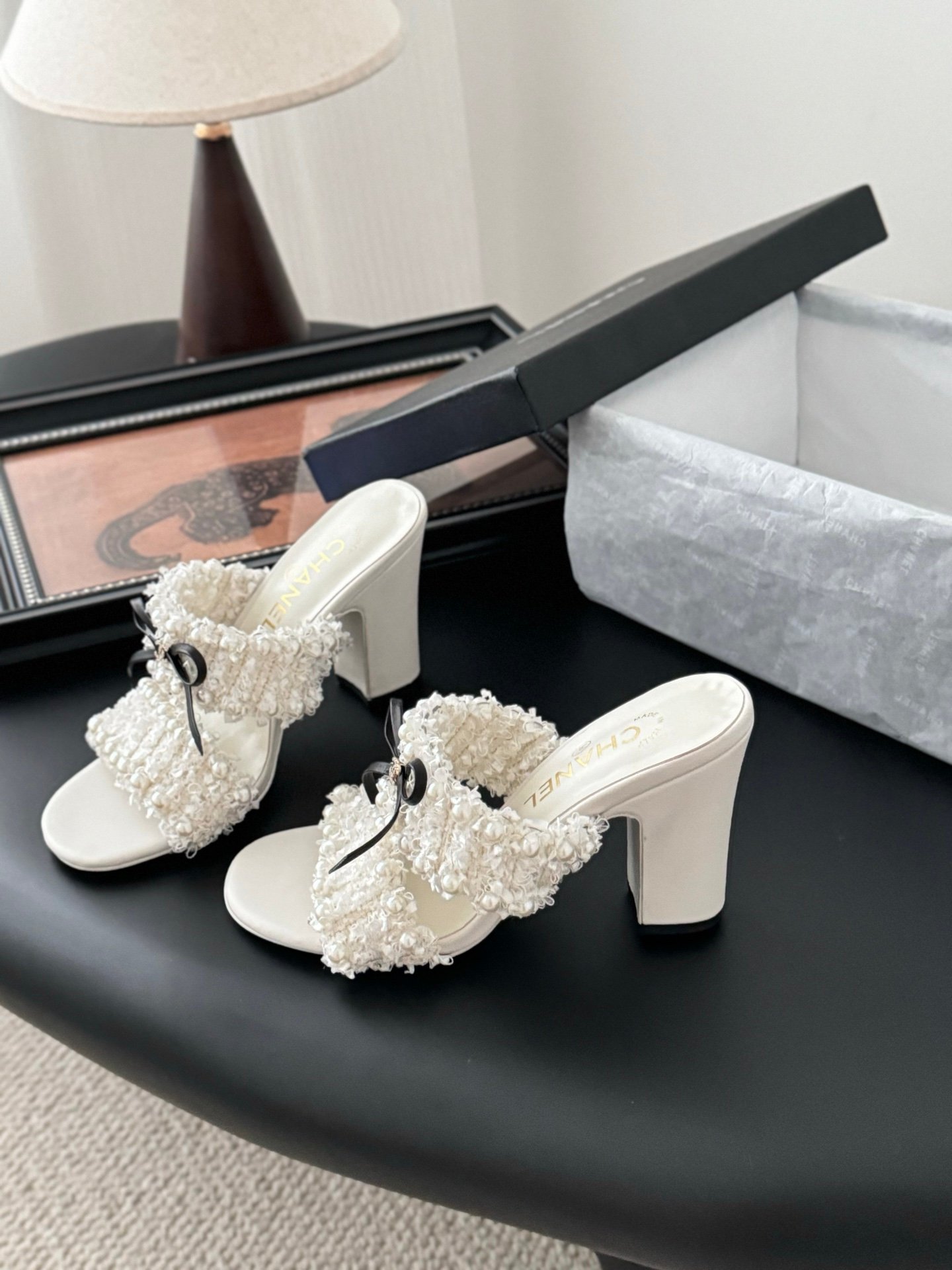 CHANEL Woman - Image 3