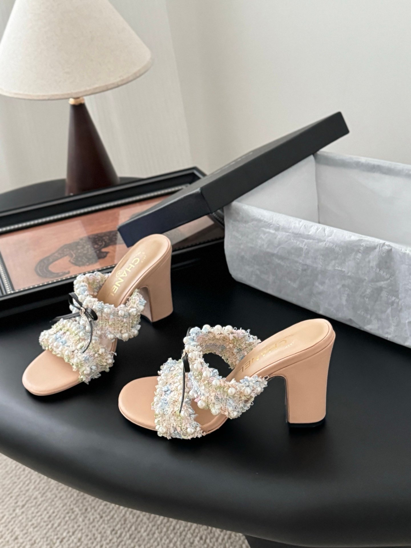 CHANEL Woman - Image 3