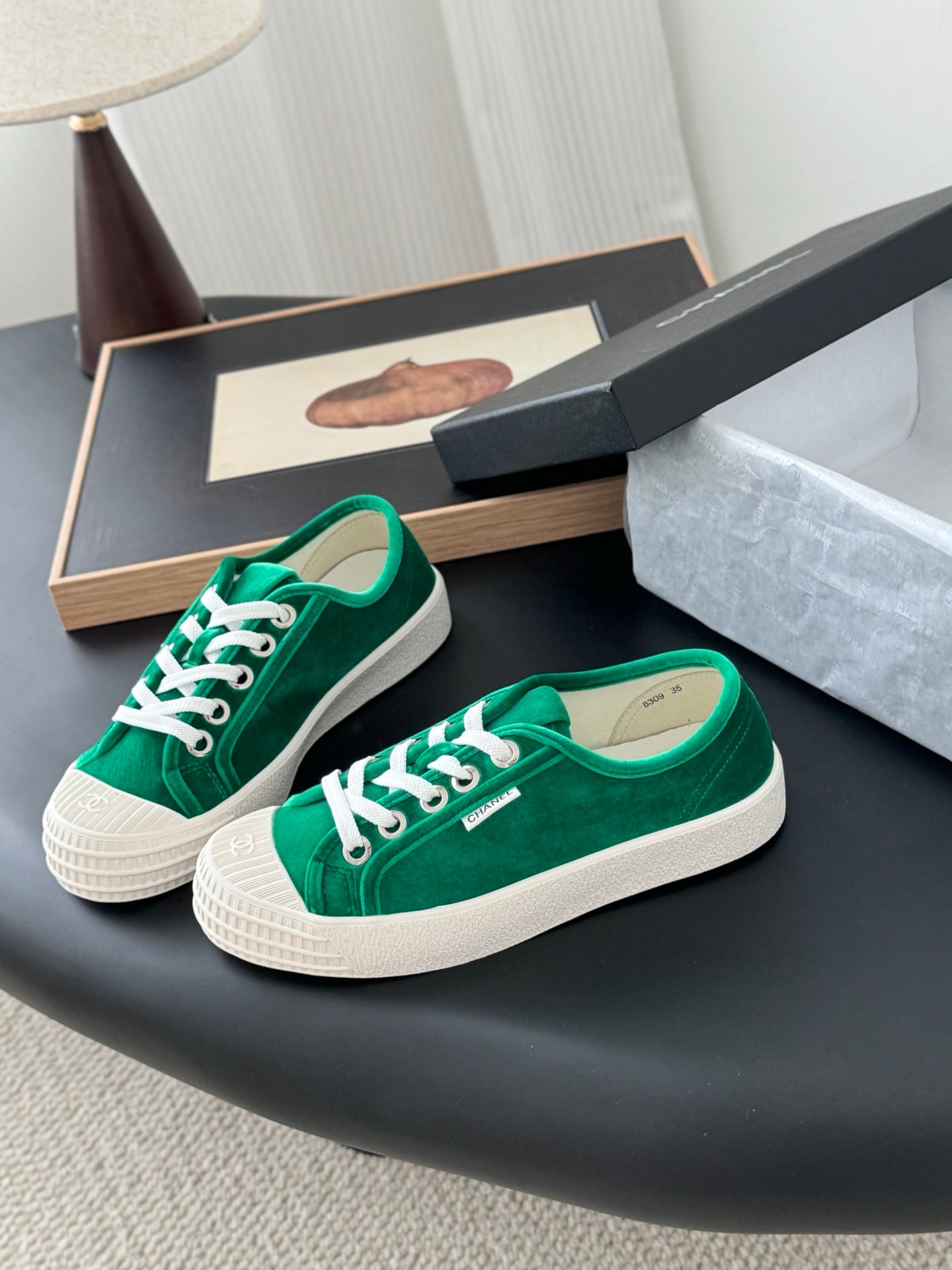 CHANEL Woman - Image 3