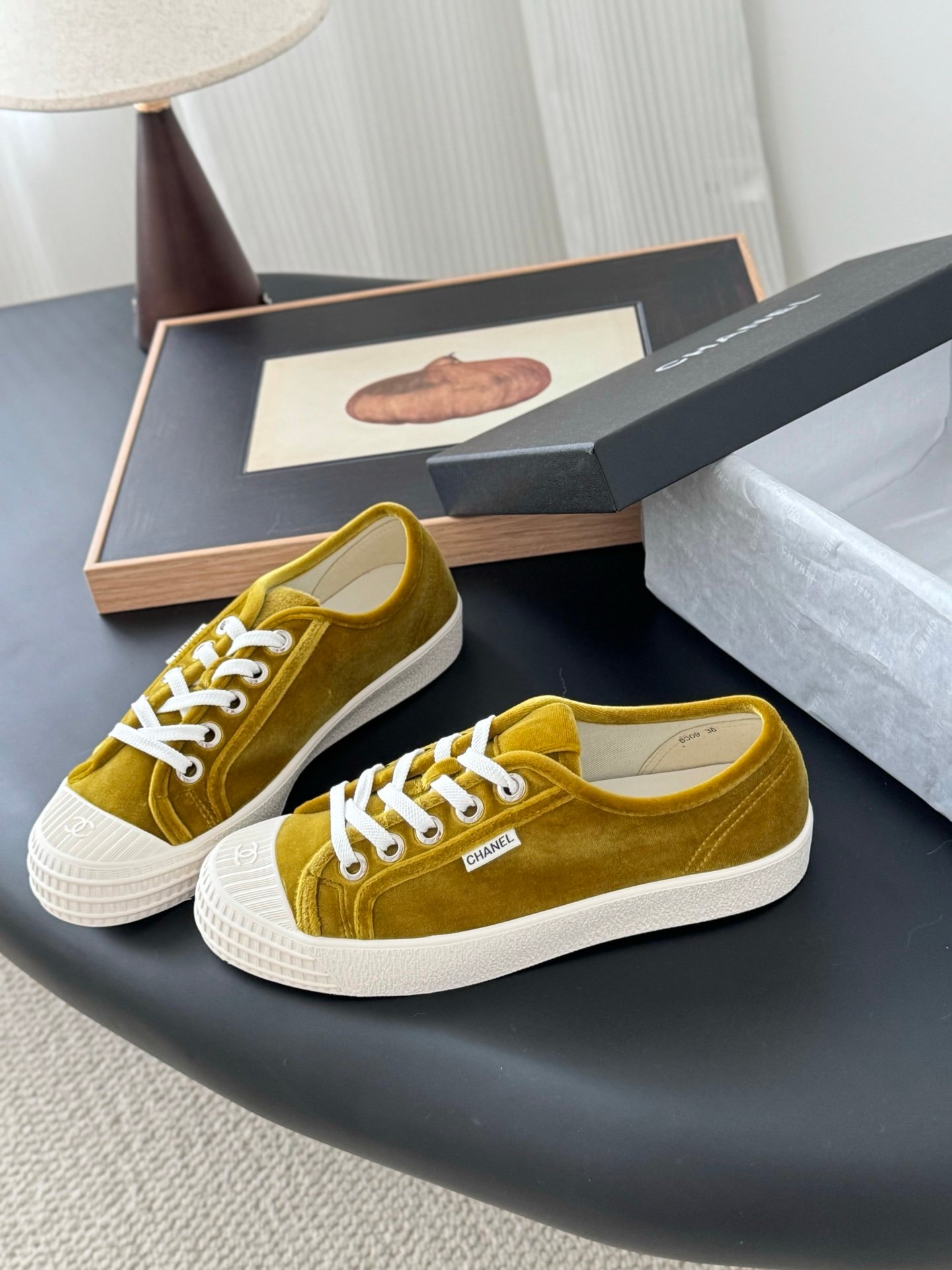 CHANEL Woman - Image 3