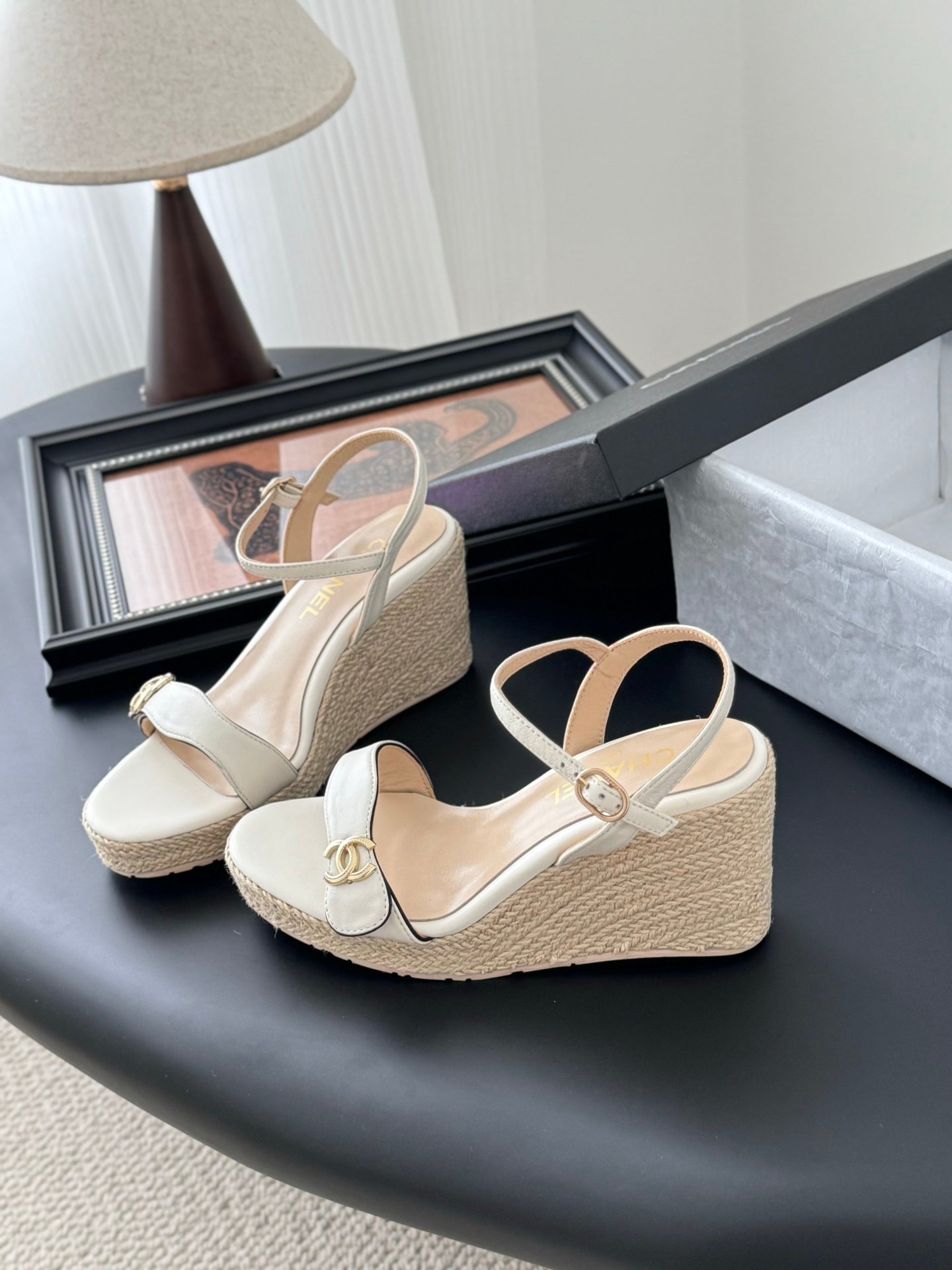 CHANEL Woman - Image 7