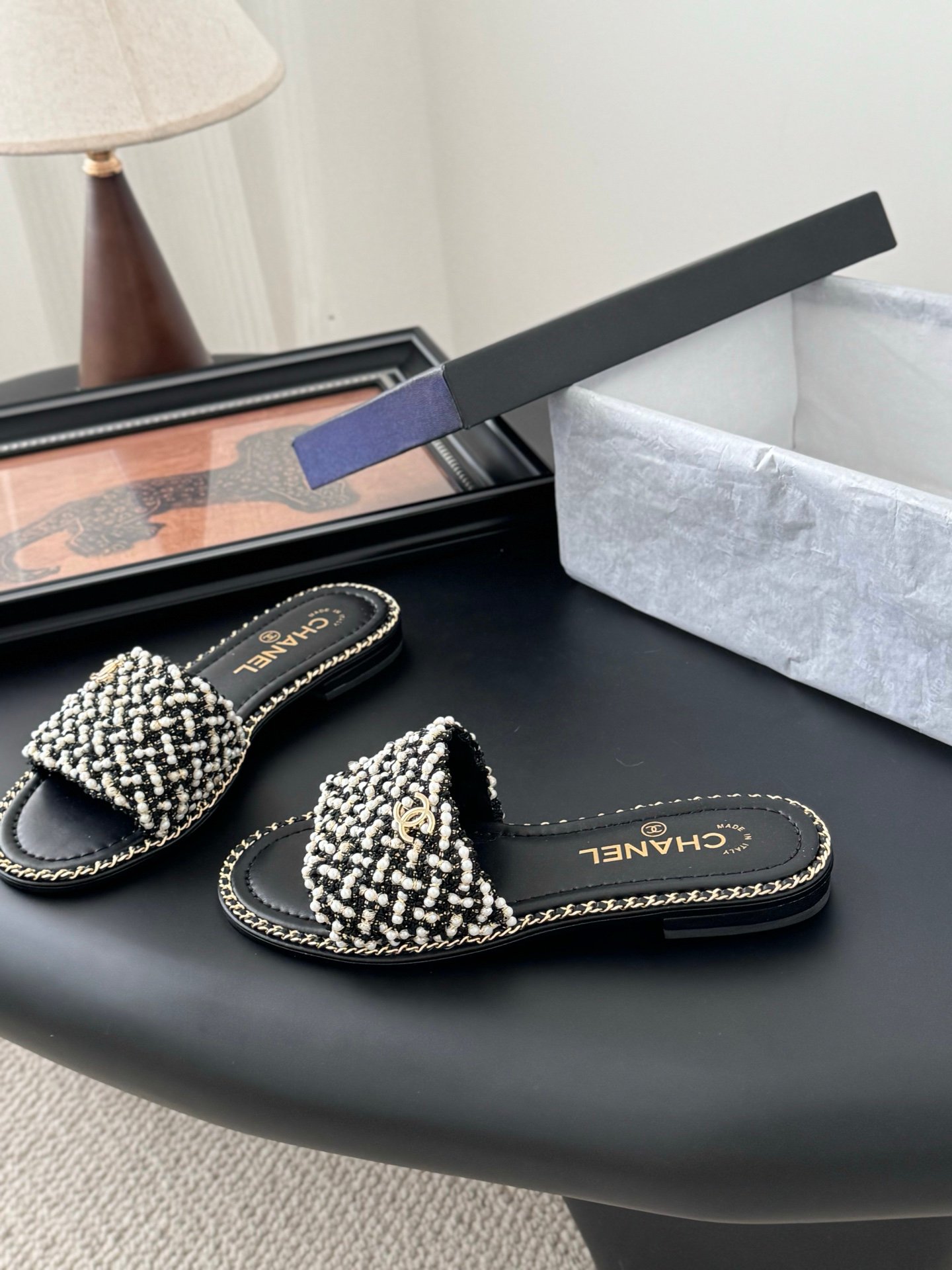 CHANEL Woman - Image 7