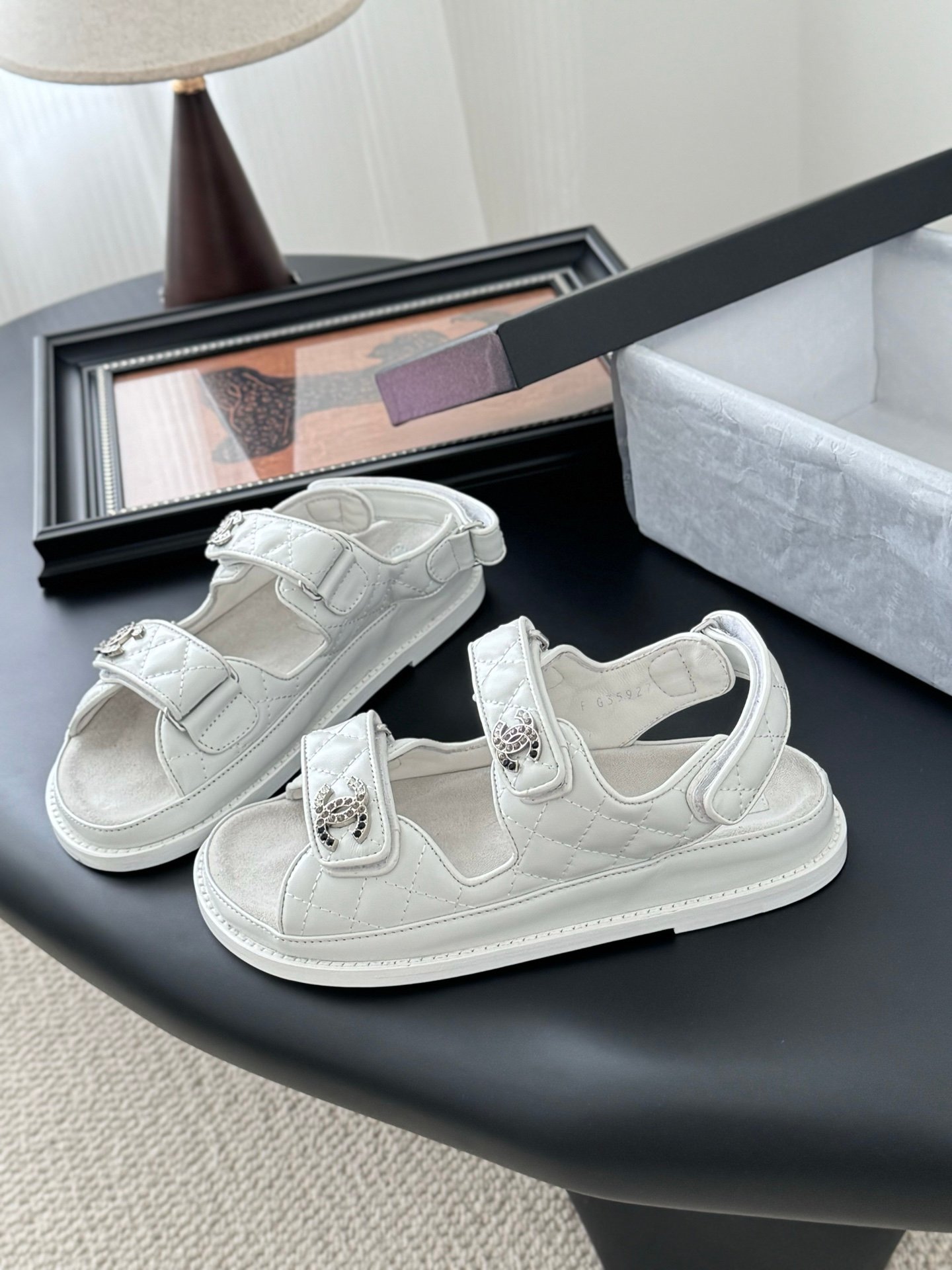 CHANEL Woman - Image 3