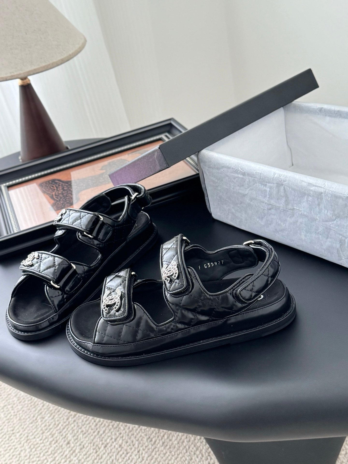 CHANEL Woman - Image 3