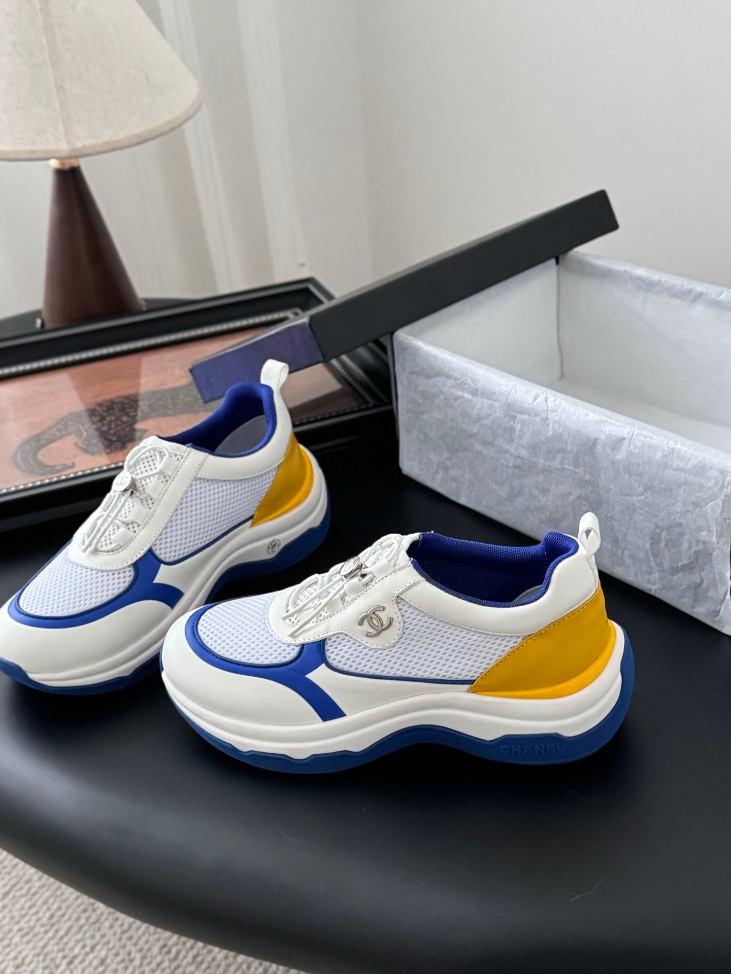 CHANEL Woman - Image 3