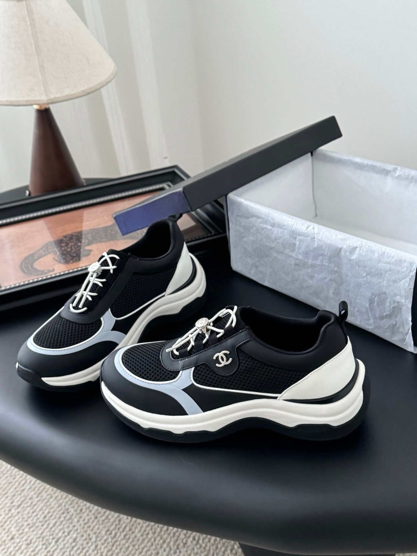 CHANEL Woman - Image 3