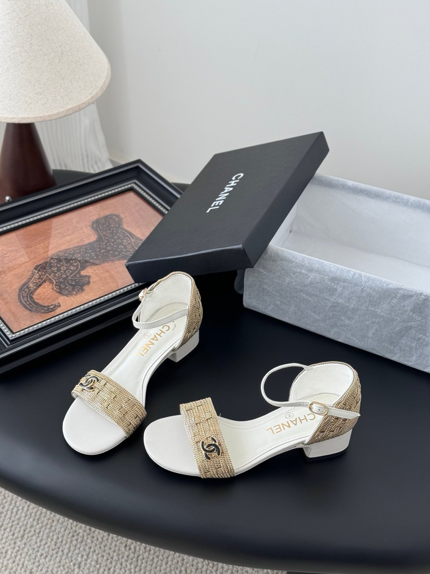 CHANEL Woman - Image 3