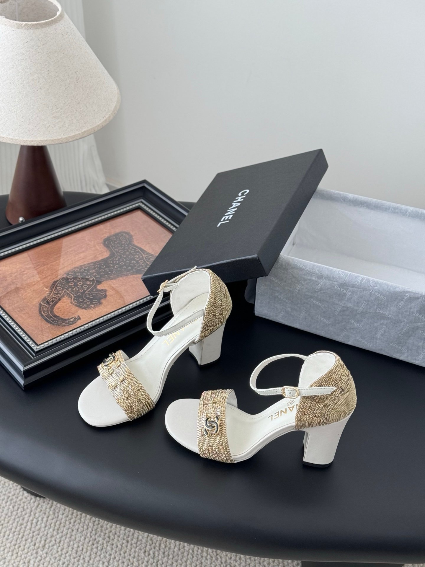 CHANEL Woman - Image 7