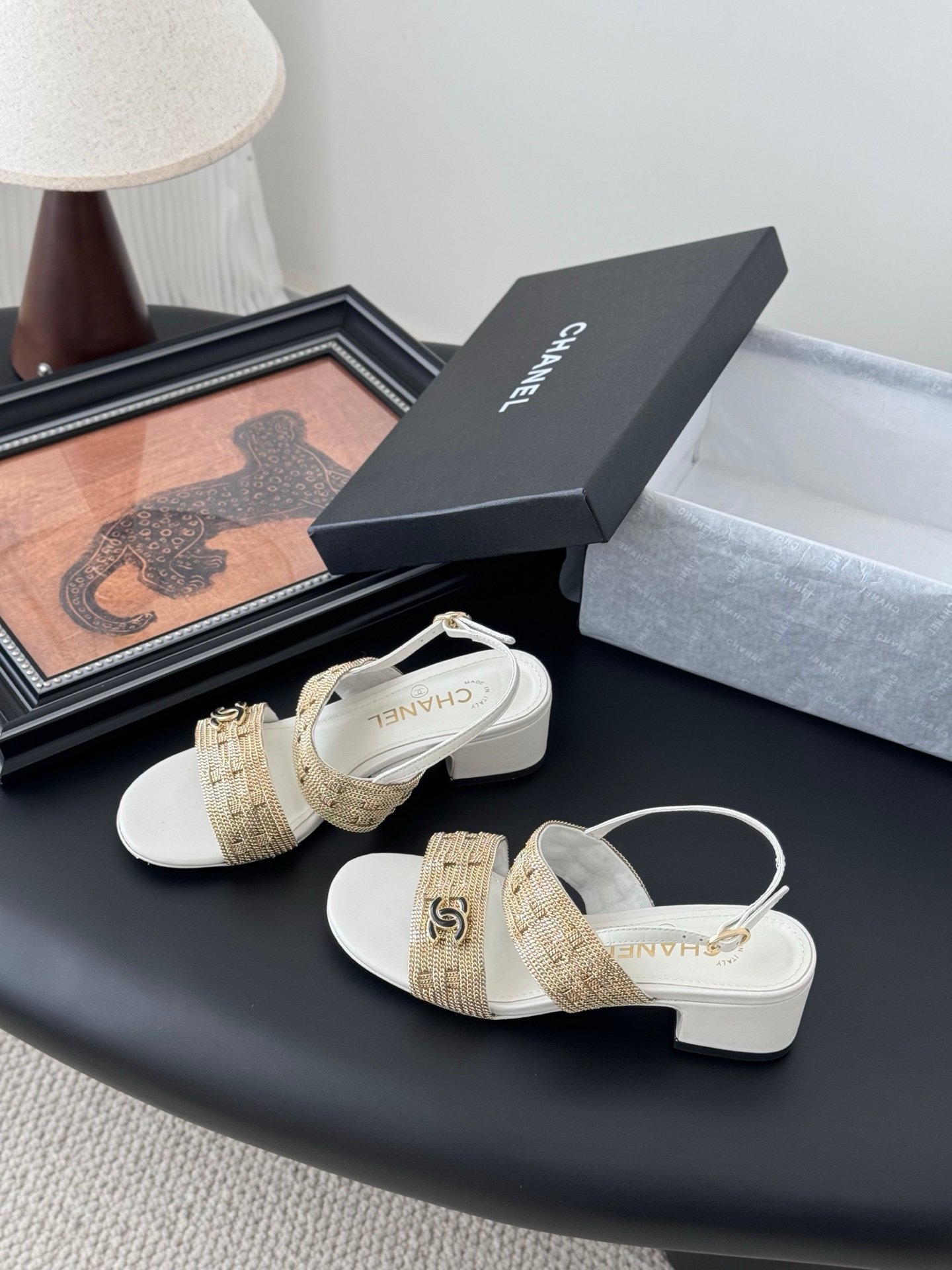 CHANEL Woman - Image 3