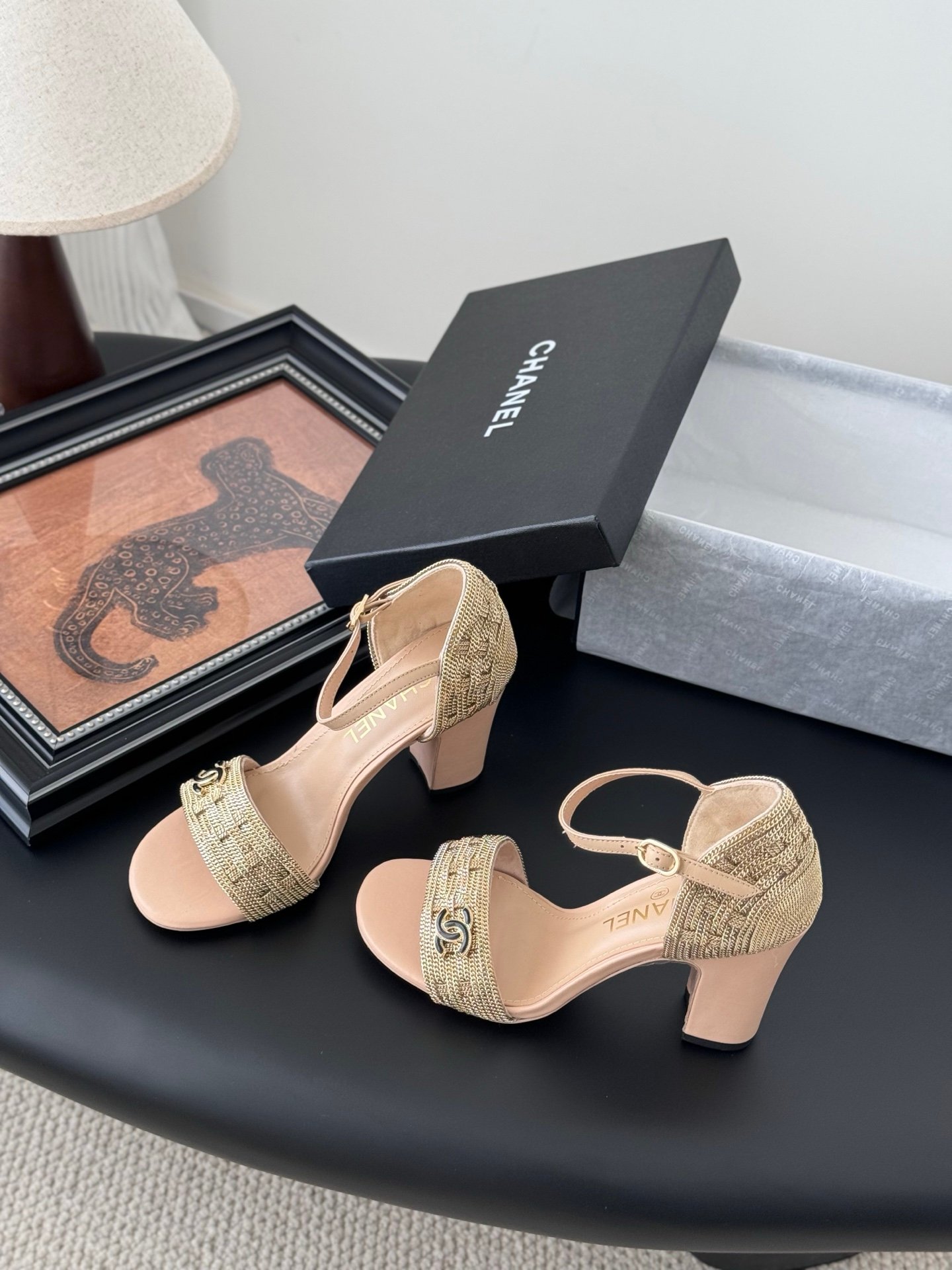 CHANEL Woman - Image 3