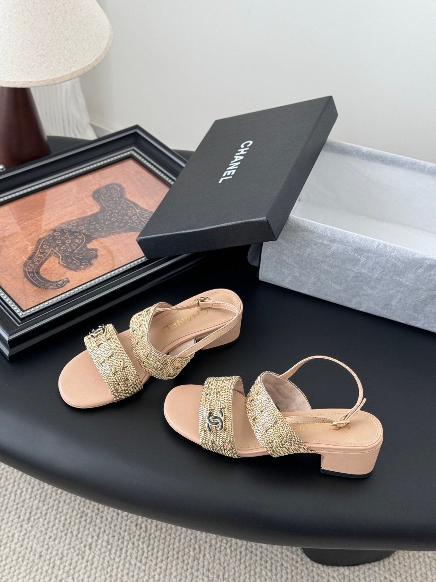 CHANEL Woman - Image 3