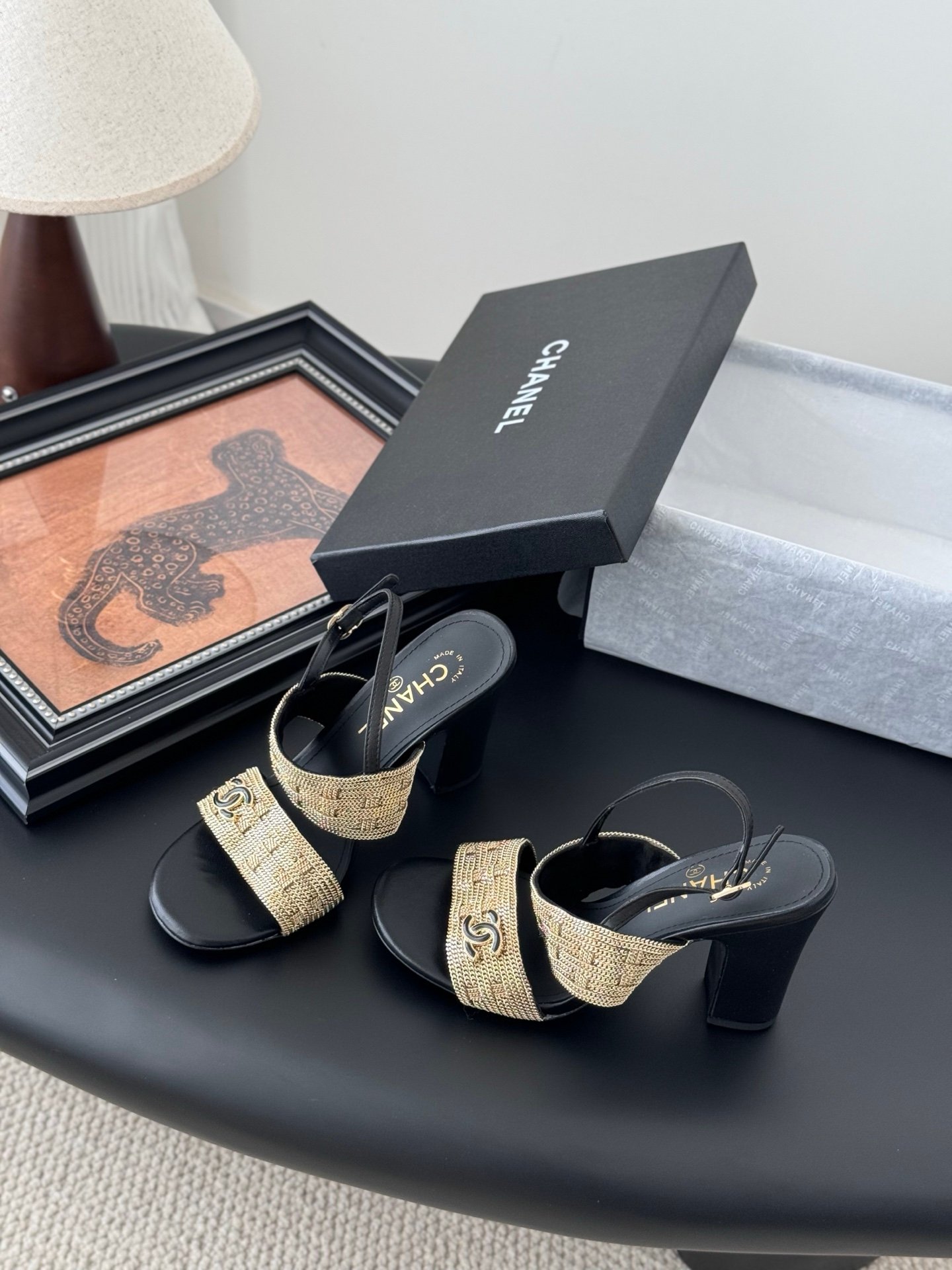 CHANEL Woman - Image 7