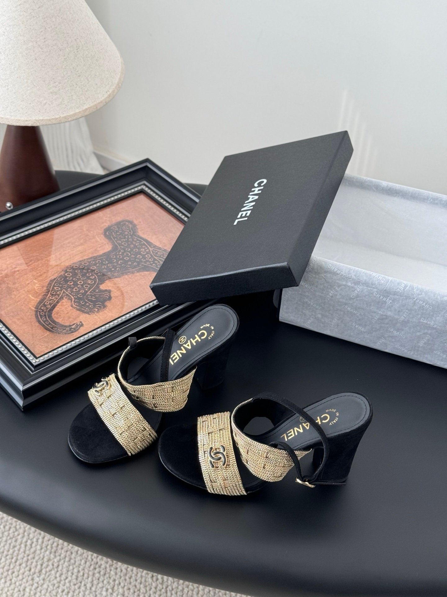 CHANEL Woman - Image 7