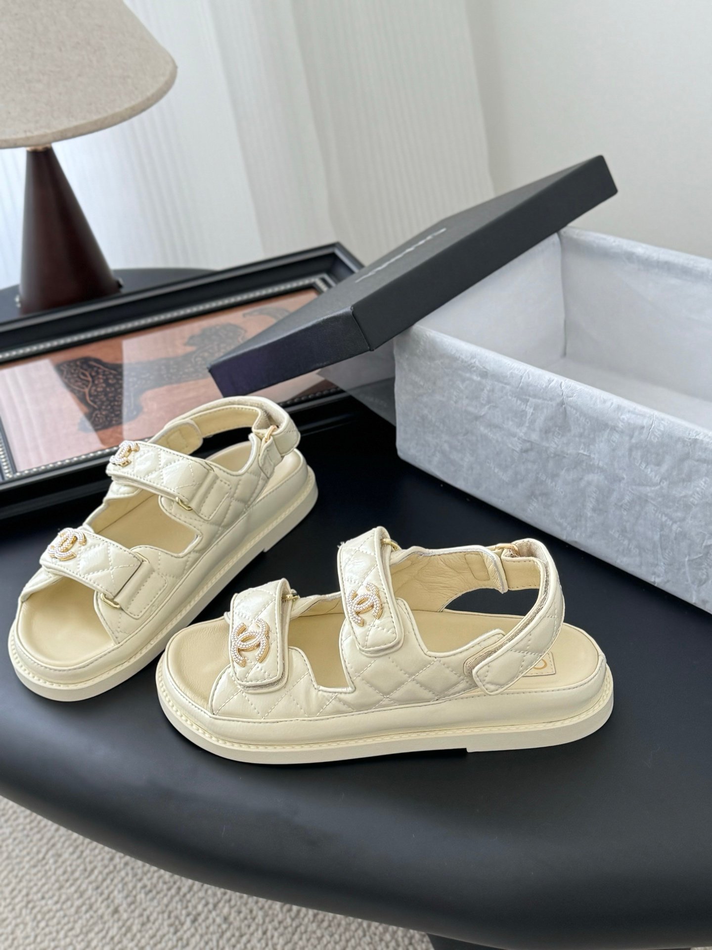 CHANEL Woman - Image 3