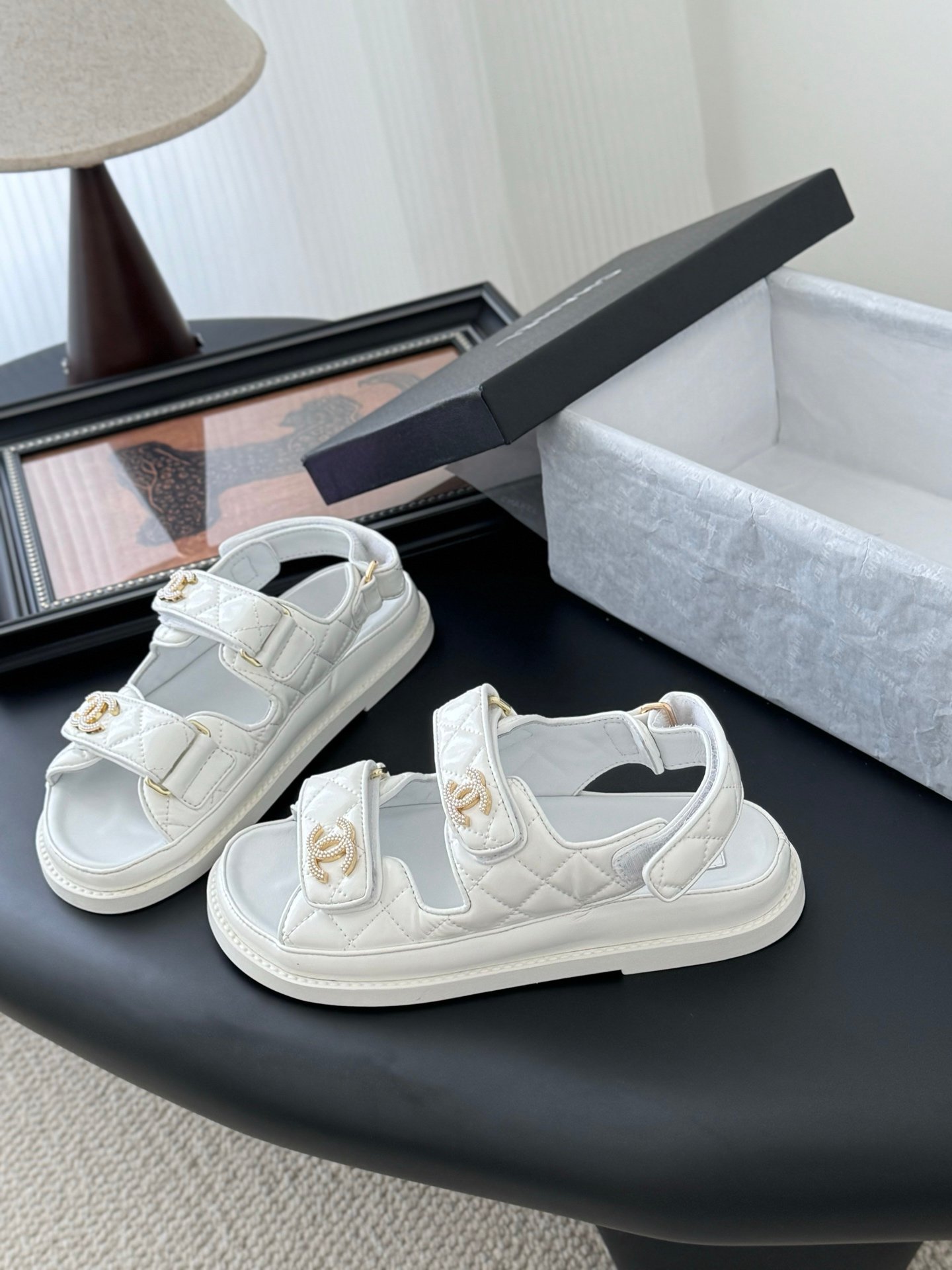 CHANEL Woman - Image 3