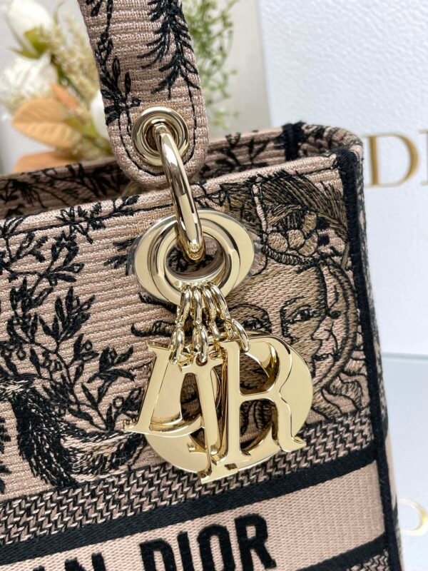 DIOR - Image 3