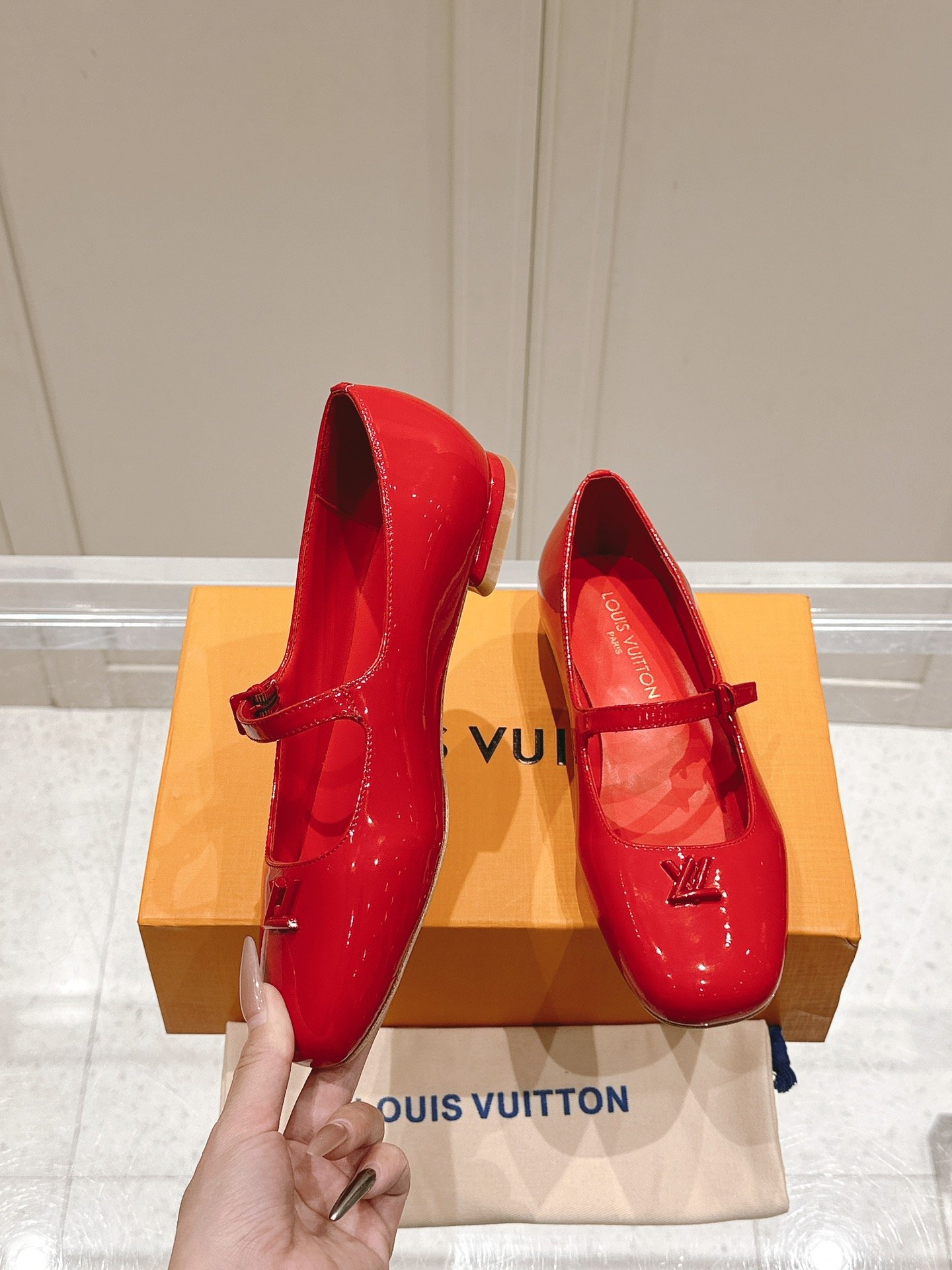 LV women - Image 5