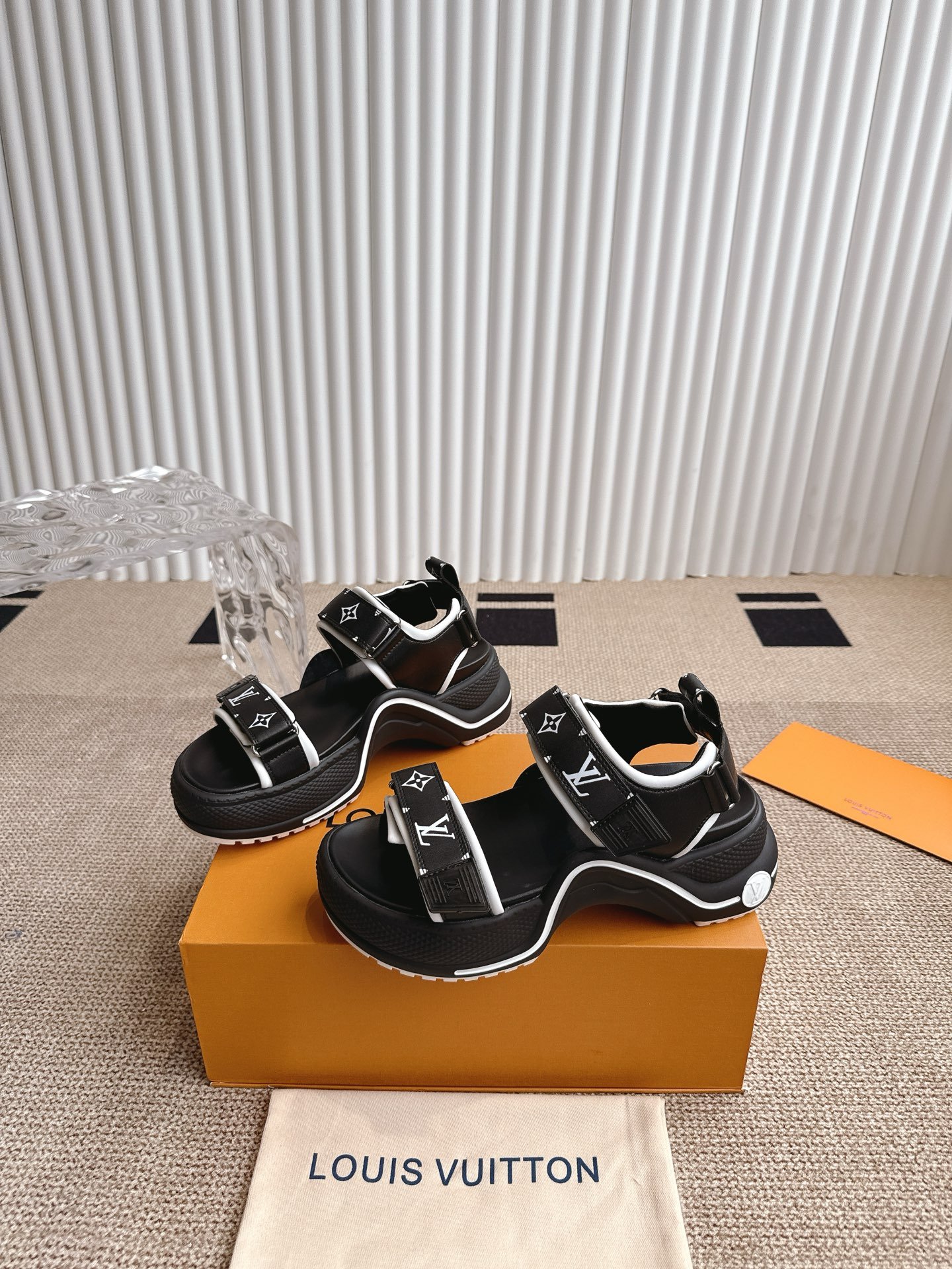 LV women - Image 5