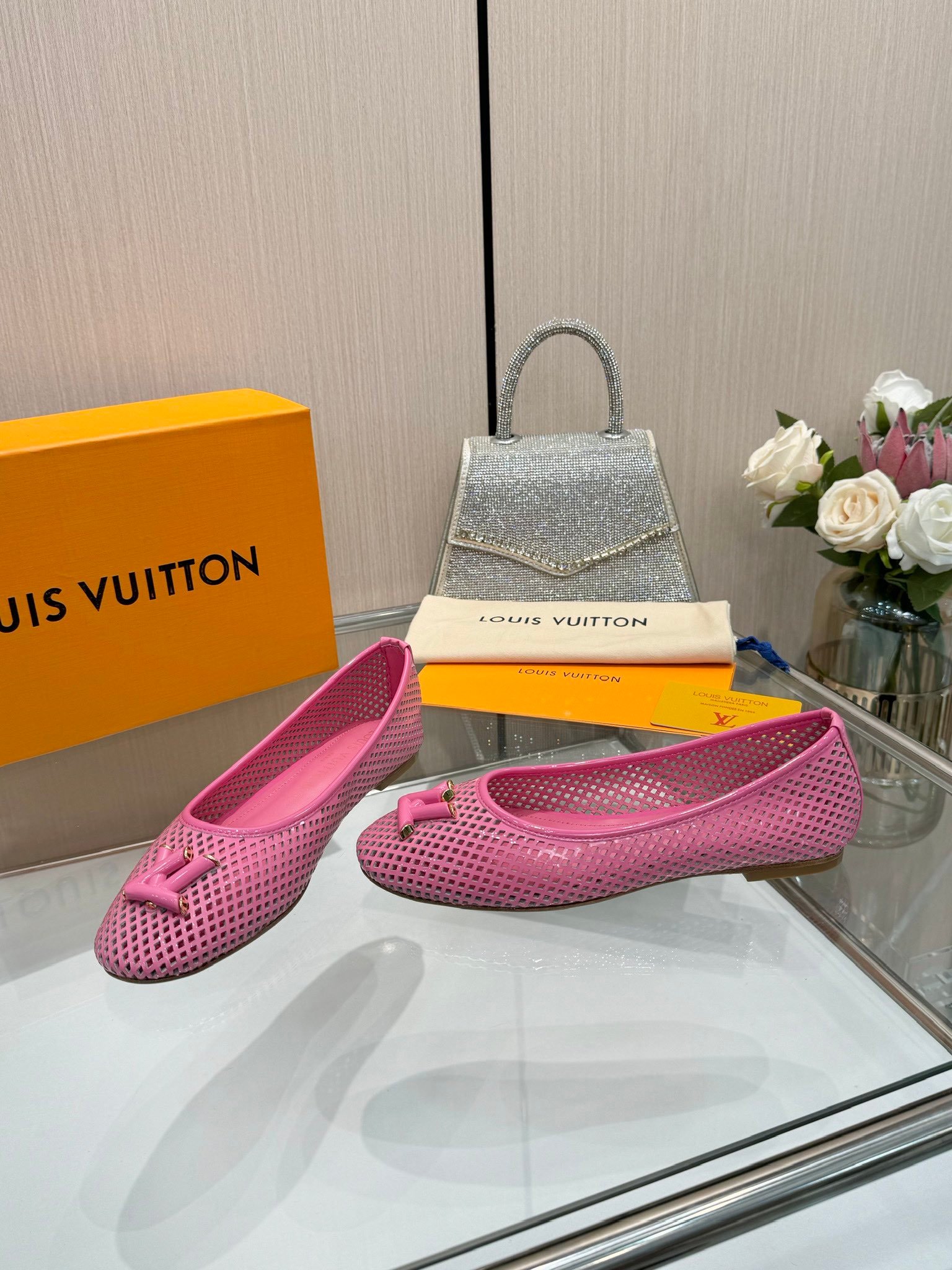 LV women - Image 4