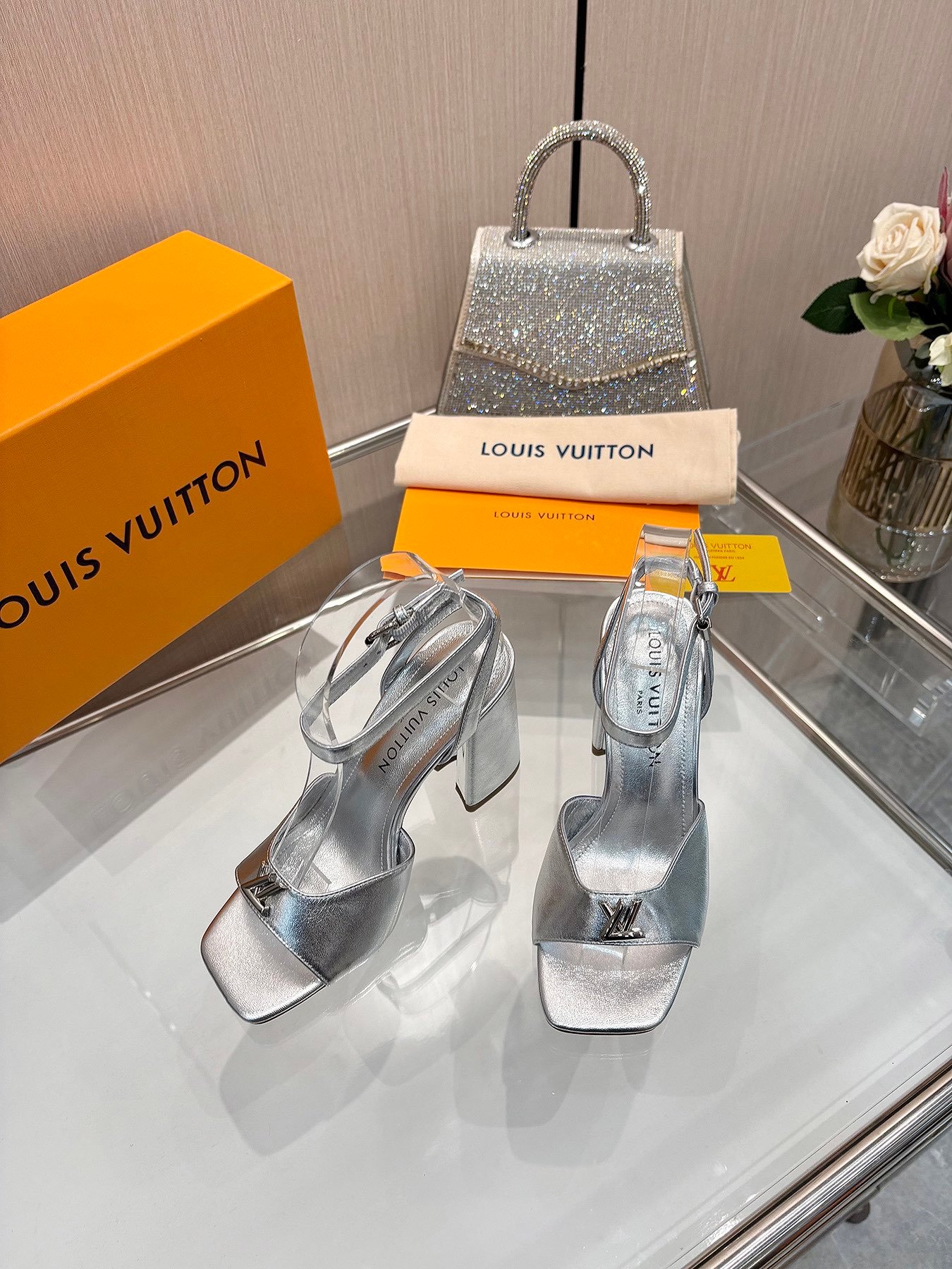 LV women - Image 4