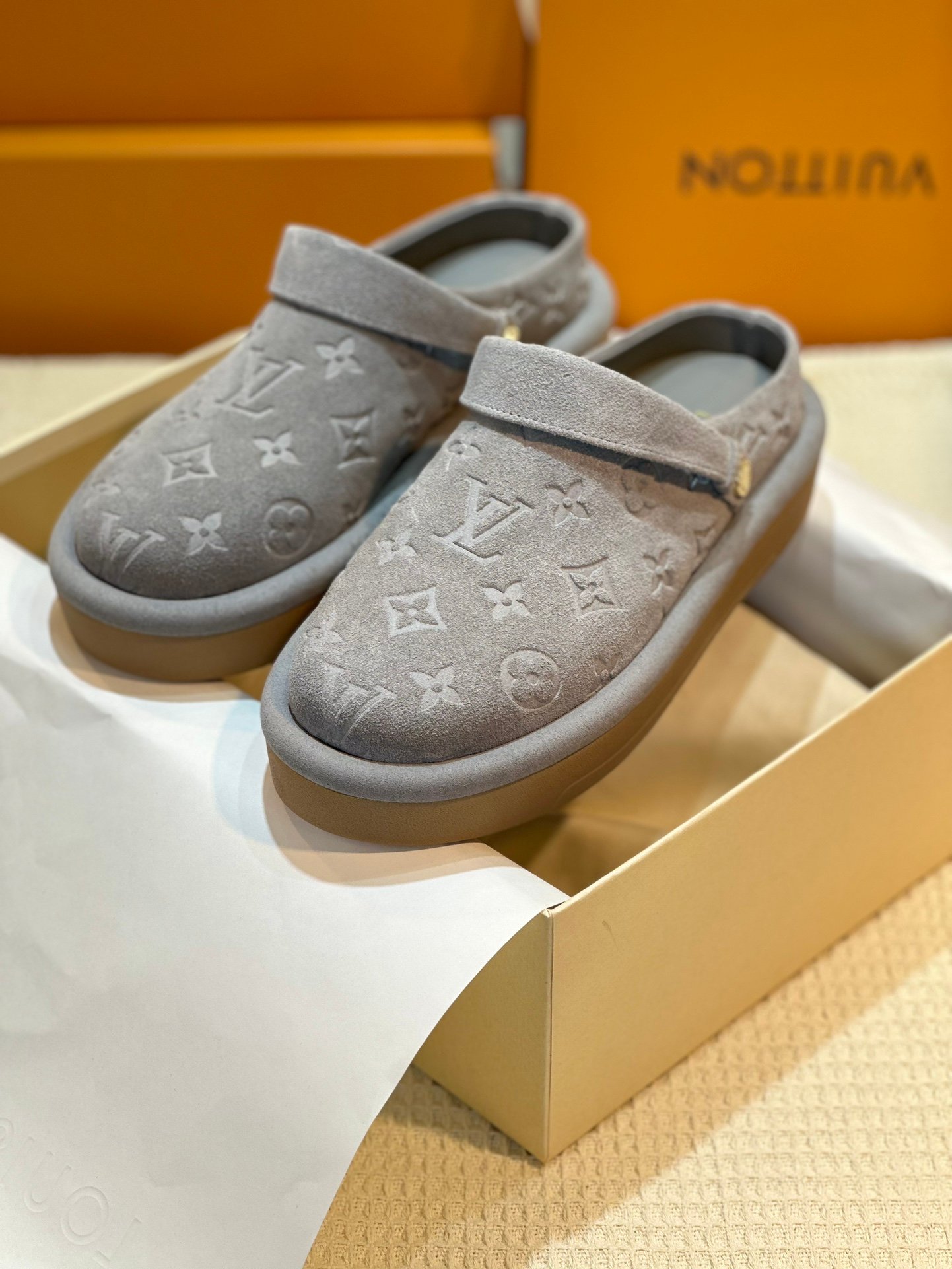 LV women - Image 5