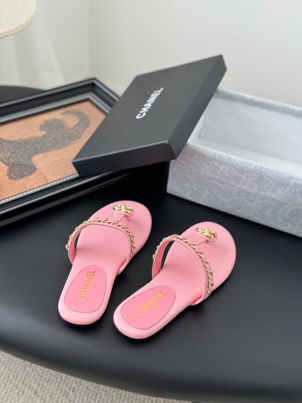 CHANEL Woman - Image 6