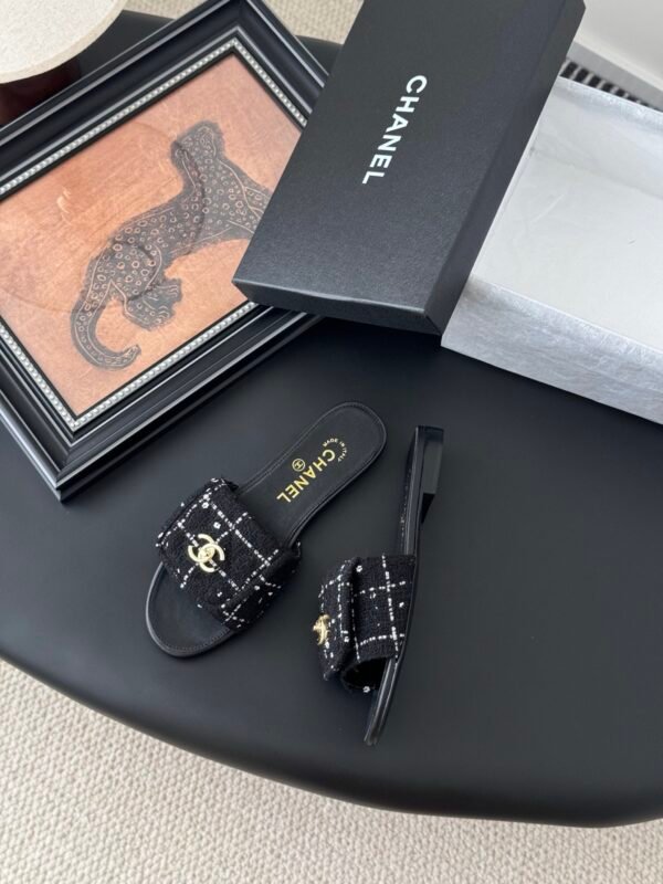 CHANEL Woman - Image 4