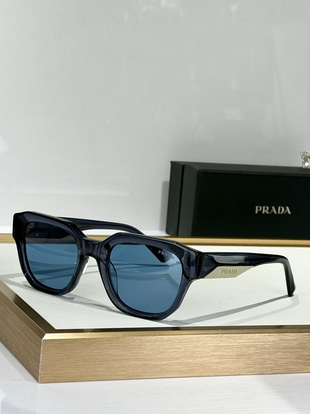 PRADA - Image 4