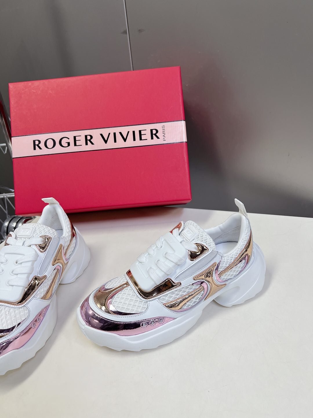 Roger Vivier - Image 7