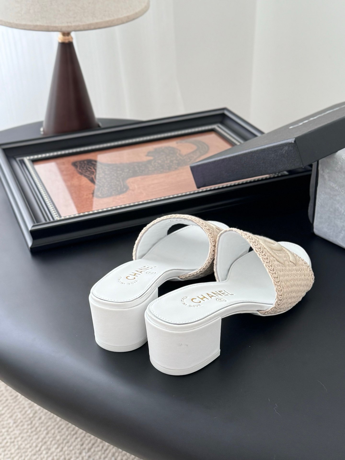 CHANEL Woman - Image 4