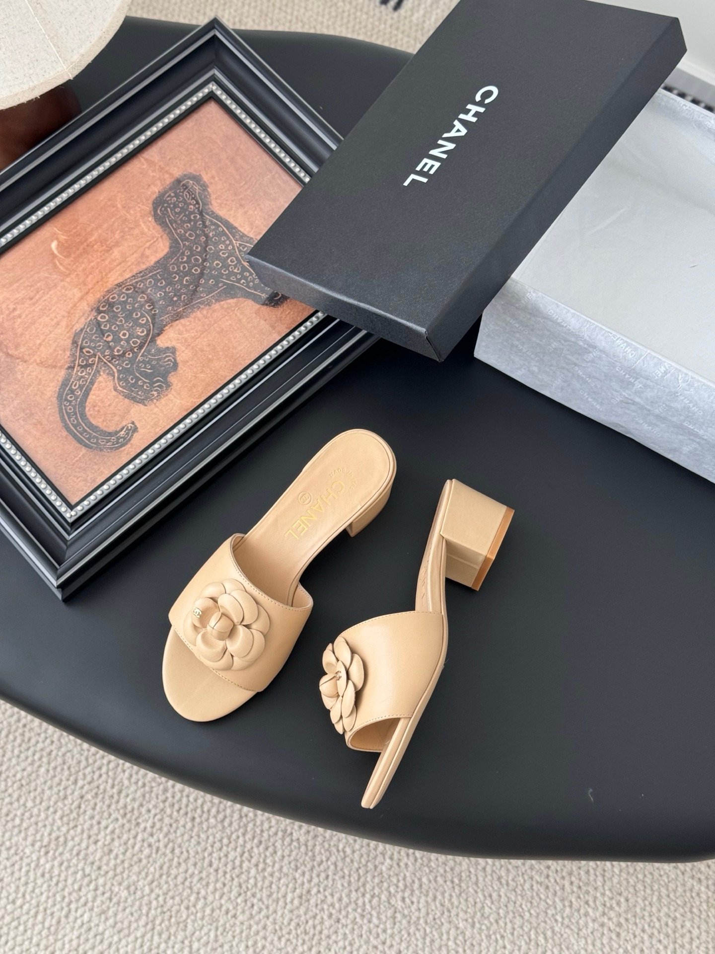 CHANEL Woman - Image 4