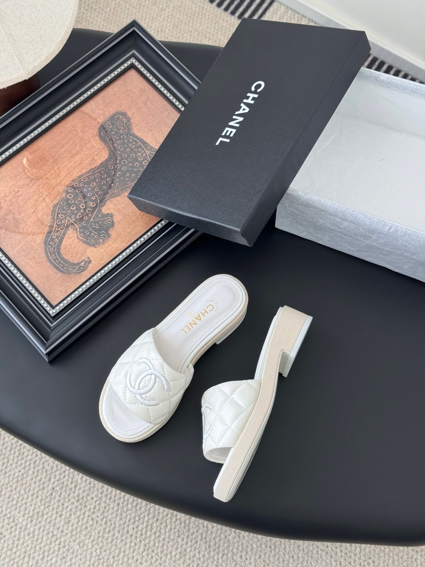 CHANEL Woman - Image 4