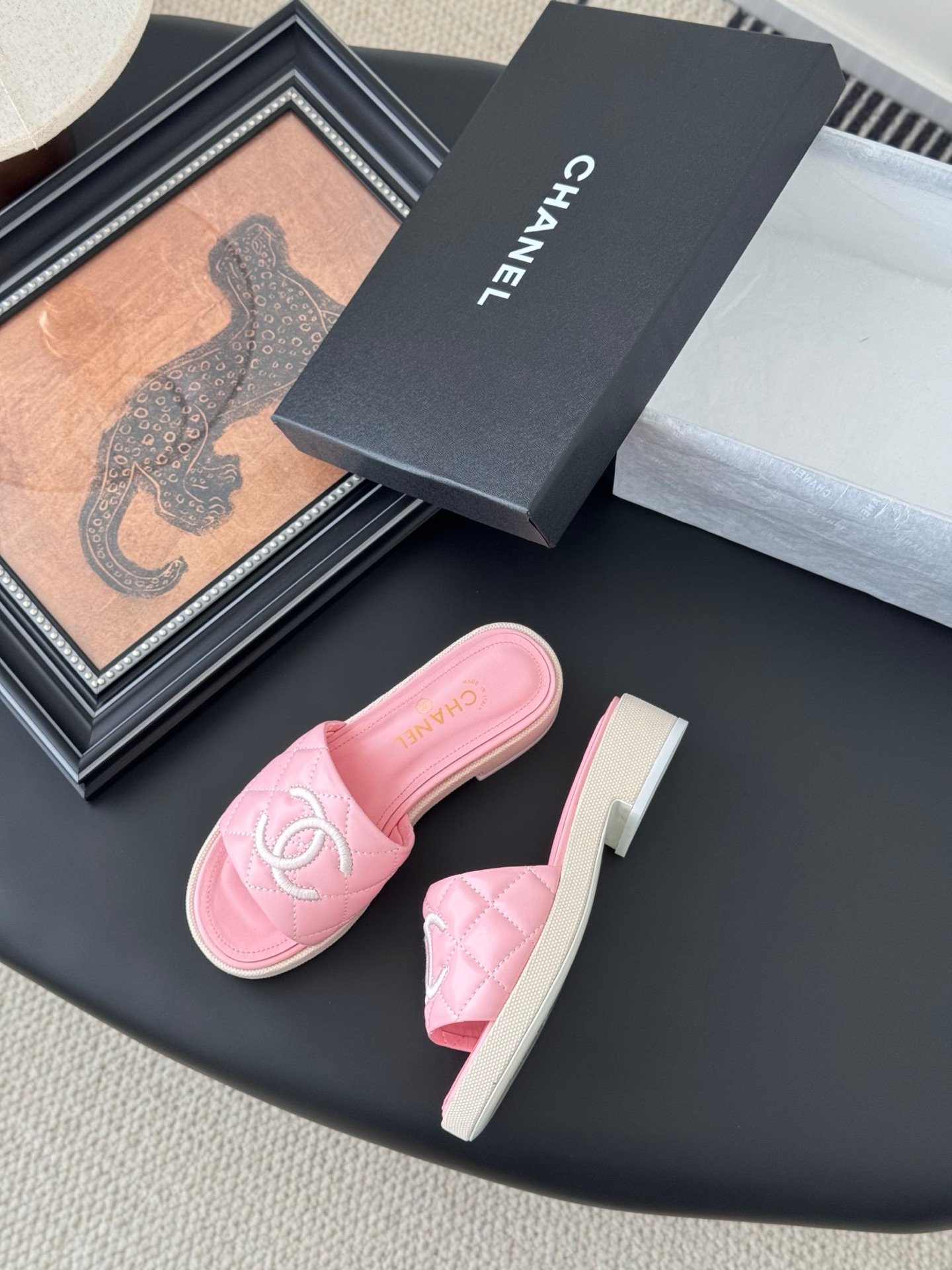 CHANEL Woman - Image 4