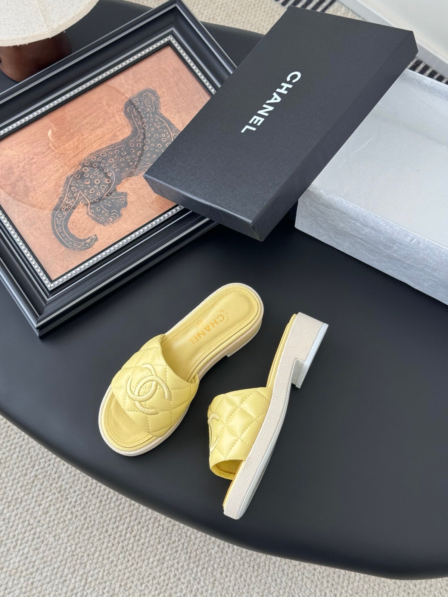 CHANEL Woman - Image 4